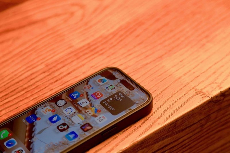 不用纠结月月换手机壳？碳纤维手机壳一步到位