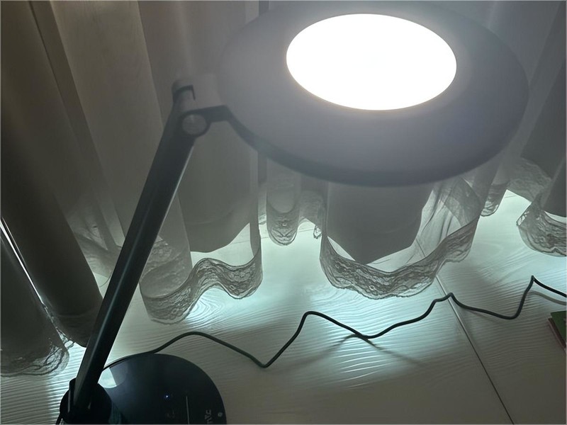 护眼台灯真的护眼吗?适合学生写作业的台灯你知道怎么选吗？