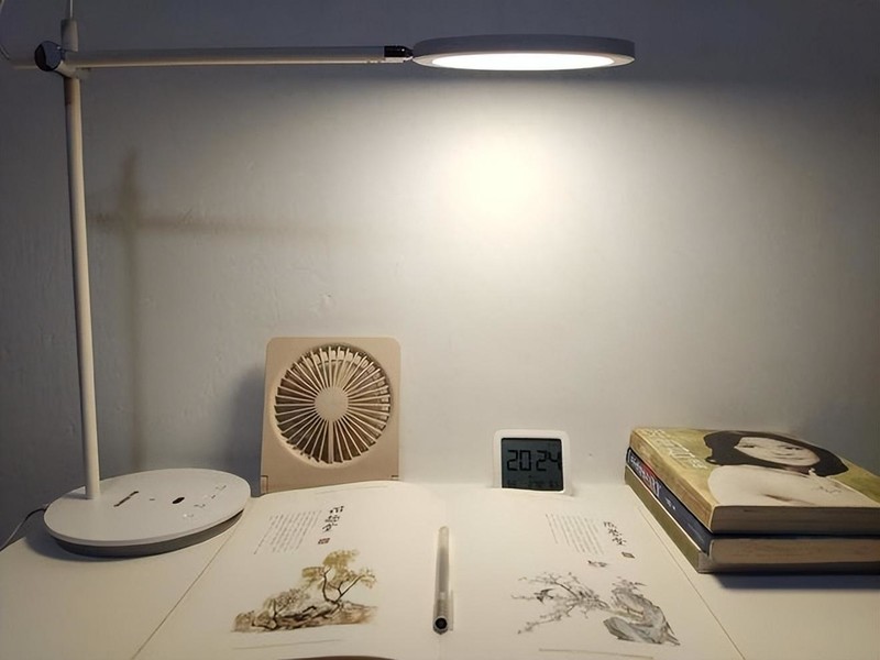 护眼台灯真的护眼吗?适合学生写作业的台灯你知道怎么选吗？