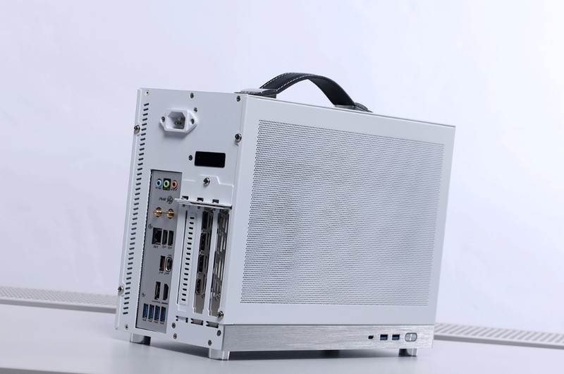 过年回家带着12.4L小钢炮主机，和女朋友一起玩《幻兽帕鲁》