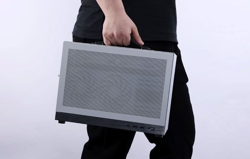 过年回家带着12.4L小钢炮主机，和女朋友一起玩《幻兽帕鲁》