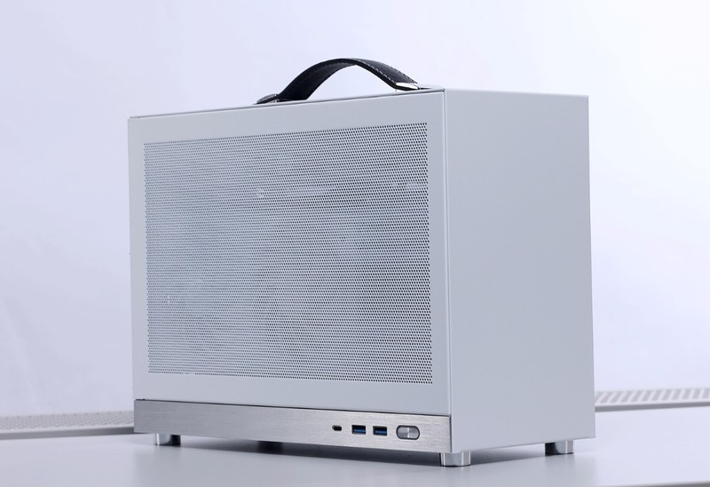 过年回家带着12.4L小钢炮主机，和女朋友一起玩《幻兽帕鲁》