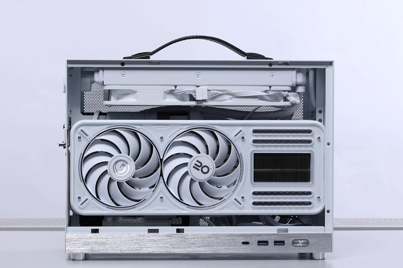 过年回家带着12.4L小钢炮主机，和女朋友一起玩《幻兽帕鲁》