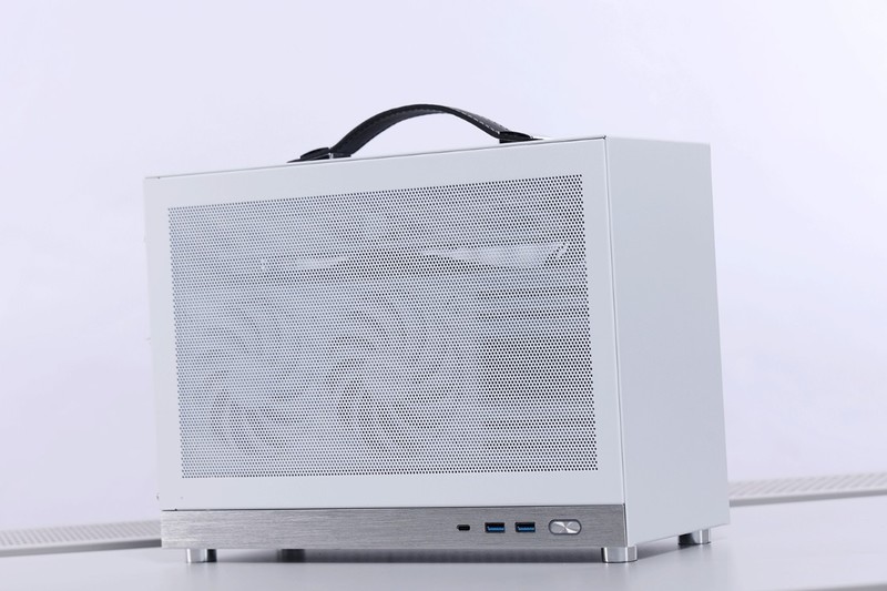 过年回家带着12.4L小钢炮主机，和女朋友一起玩《幻兽帕鲁》