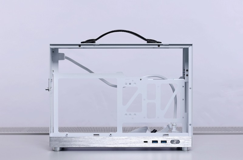 过年回家带着12.4L小钢炮主机，和女朋友一起玩《幻兽帕鲁》