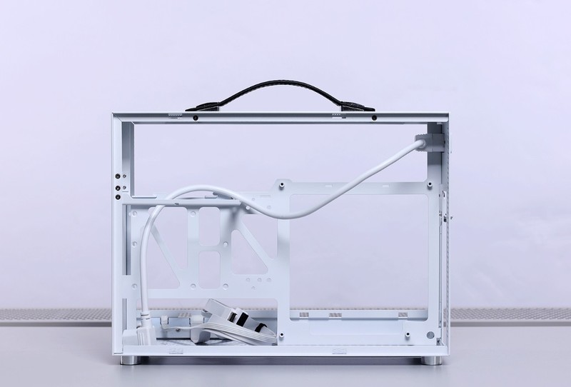 过年回家带着12.4L小钢炮主机，和女朋友一起玩《幻兽帕鲁》