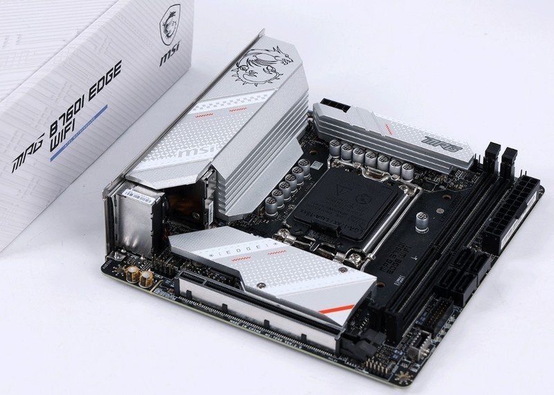 过年回家带着12.4L小钢炮主机，和女朋友一起玩《幻兽帕鲁》