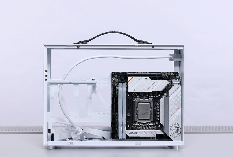 过年回家带着12.4L小钢炮主机，和女朋友一起玩《幻兽帕鲁》