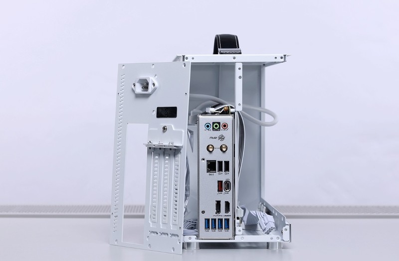 过年回家带着12.4L小钢炮主机，和女朋友一起玩《幻兽帕鲁》