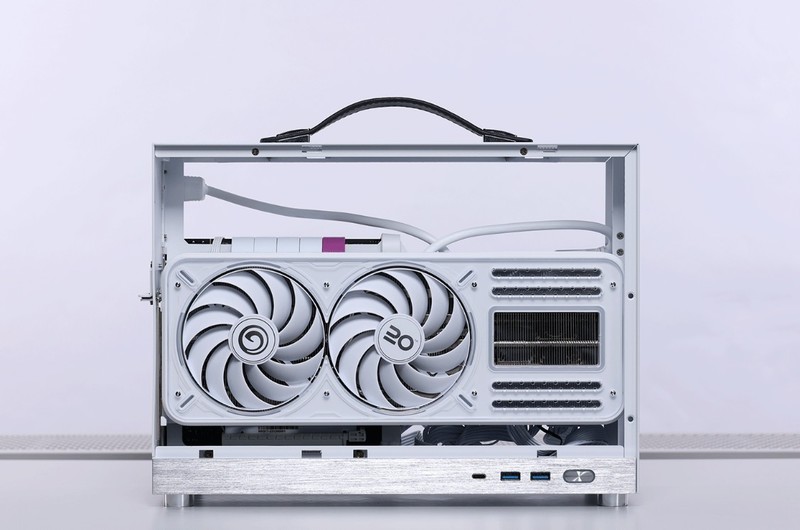 过年回家带着12.4L小钢炮主机，和女朋友一起玩《幻兽帕鲁》