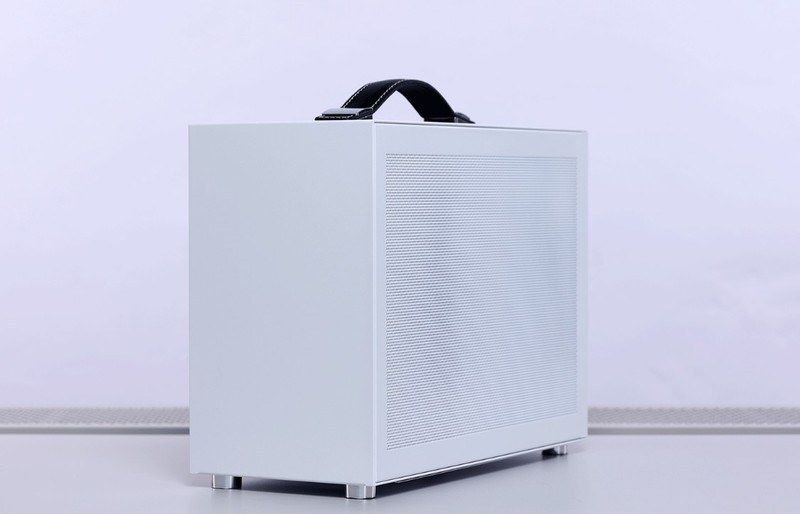 过年回家带着12.4L小钢炮主机，和女朋友一起玩《幻兽帕鲁》