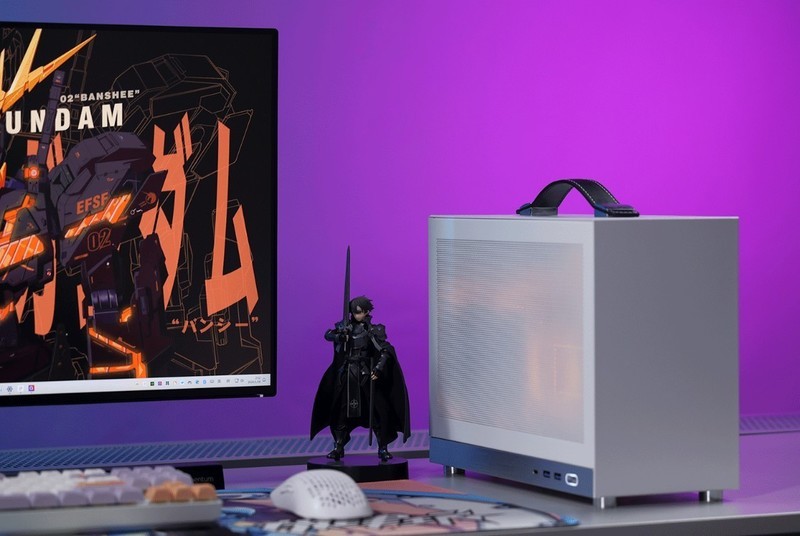 过年回家带着12.4L小钢炮主机，和女朋友一起玩《幻兽帕鲁》