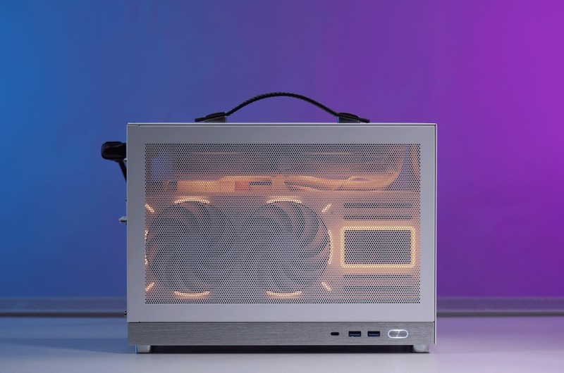 过年回家带着12.4L小钢炮主机，和女朋友一起玩《幻兽帕鲁》