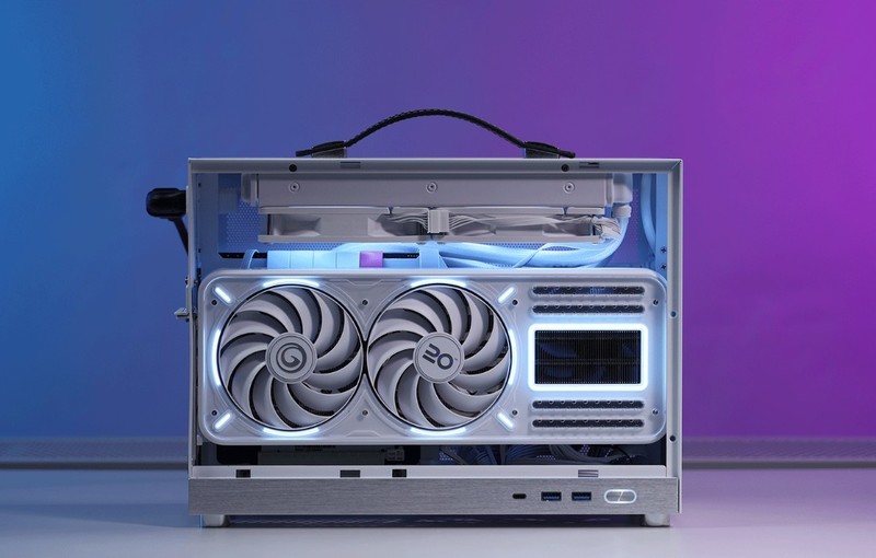 过年回家带着12.4L小钢炮主机，和女朋友一起玩《幻兽帕鲁》