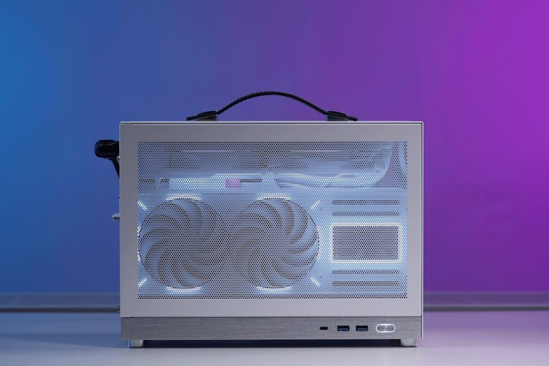 过年回家带着12.4L小钢炮主机，和女朋友一起玩《幻兽帕鲁》