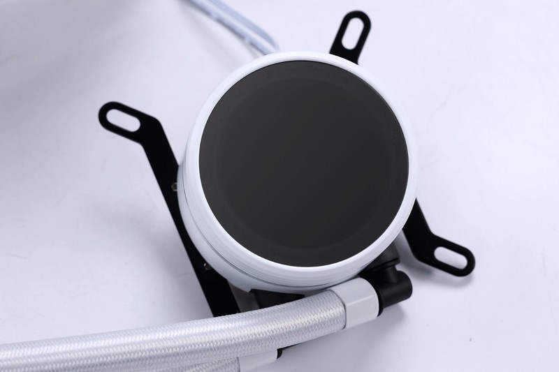 过年回家带着12.4L小钢炮主机，和女朋友一起玩《幻兽帕鲁》