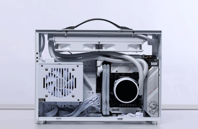 过年回家带着12.4L小钢炮主机，和女朋友一起玩《幻兽帕鲁》