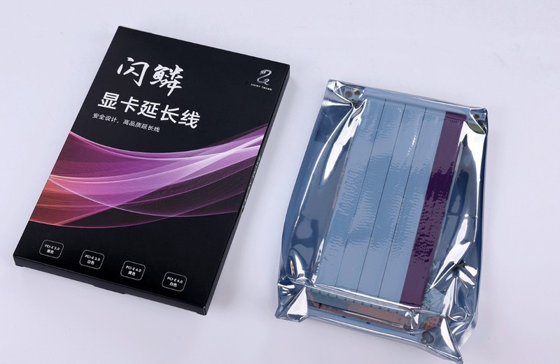 过年回家带着12.4L小钢炮主机，和女朋友一起玩《幻兽帕鲁》