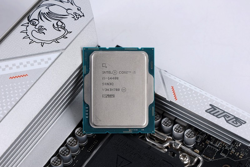 过年回家带着12.4L小钢炮主机，和女朋友一起玩《幻兽帕鲁》