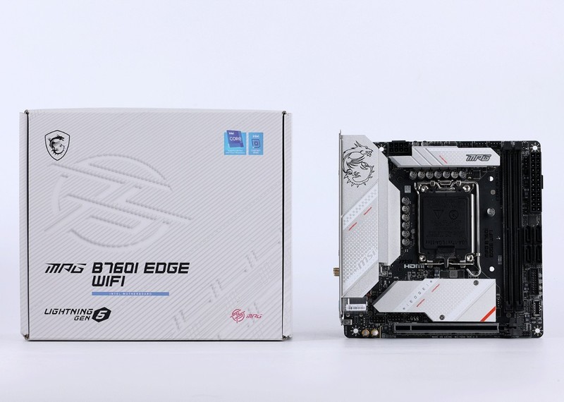 过年回家带着12.4L小钢炮主机，和女朋友一起玩《幻兽帕鲁》