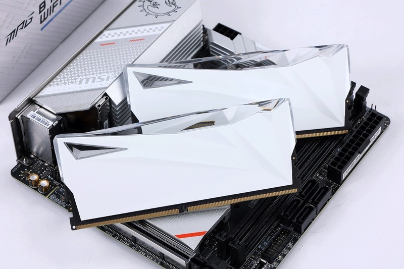 过年回家带着12.4L小钢炮主机，和女朋友一起玩《幻兽帕鲁》