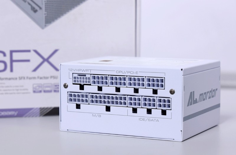 过年回家带着12.4L小钢炮主机，和女朋友一起玩《幻兽帕鲁》