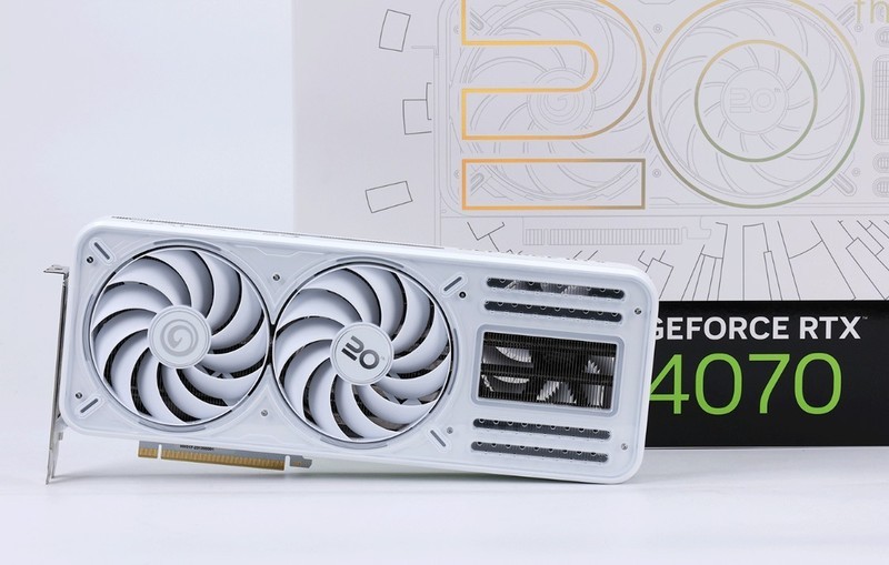 过年回家带着12.4L小钢炮主机，和女朋友一起玩《幻兽帕鲁》