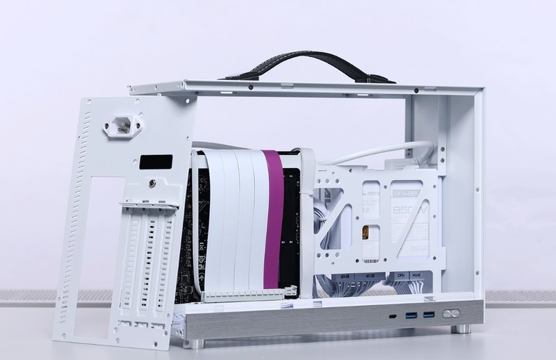 过年回家带着12.4L小钢炮主机，和女朋友一起玩《幻兽帕鲁》