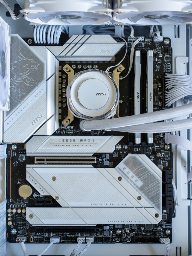 7月装机推荐，给自己一套13700KF+4080S的白色海景房