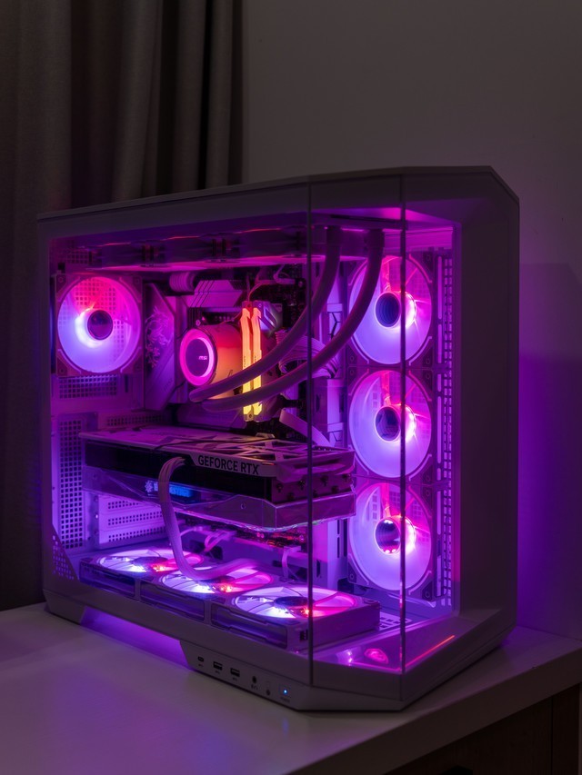 7月装机推荐，给自己一套13700KF+4080S的白色海景房