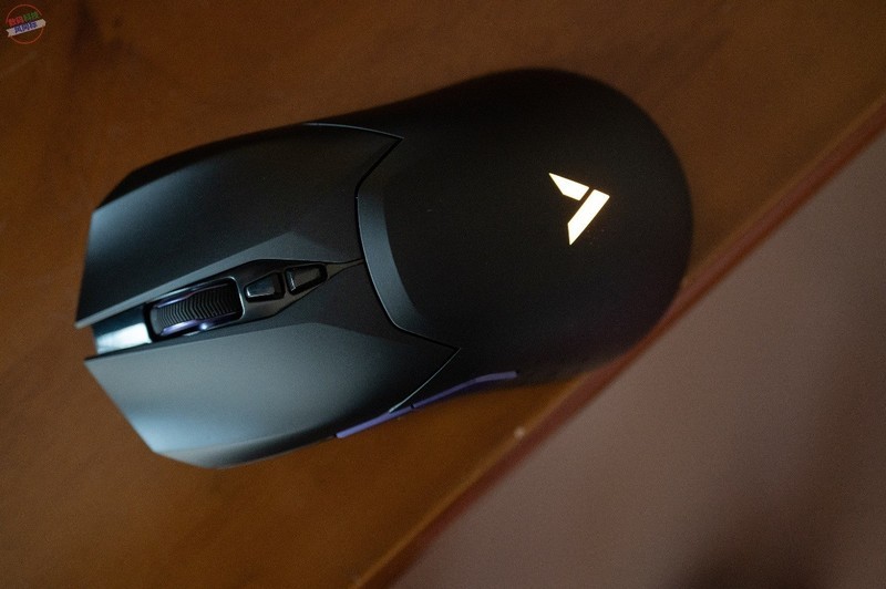 支持4KHz回报还能无线充电，简约不简单的雷柏VT3S游戏鼠标上手