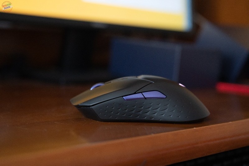 支持4KHz回报还能无线充电，简约不简单的雷柏VT3S游戏鼠标上手