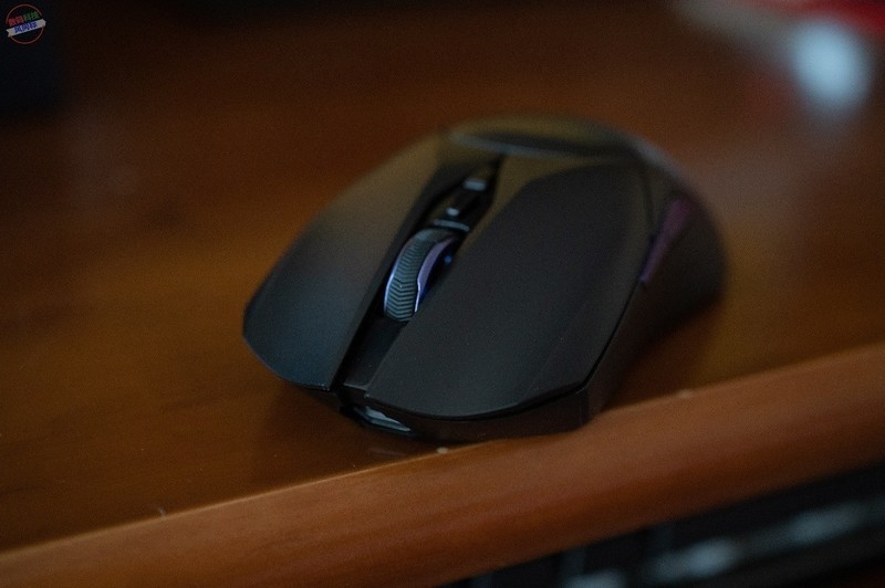 支持4KHz回报还能无线充电，简约不简单的雷柏VT3S游戏鼠标上手