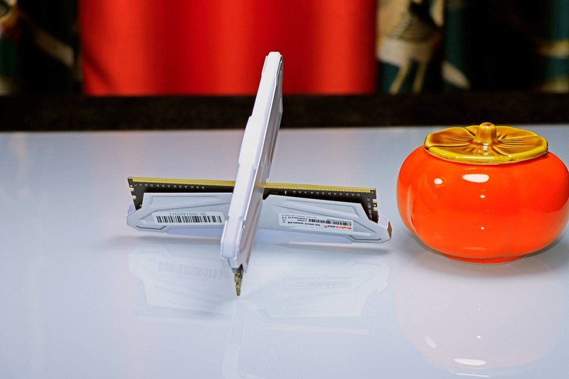 稳超 DDR4 3733 C18，金百达幻光 RGB DDR4 3600 8G*2 上机实测