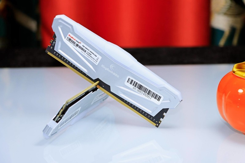 稳超 DDR4 3733 C18，金百达幻光 RGB DDR4 3600 8G*2 上机实测