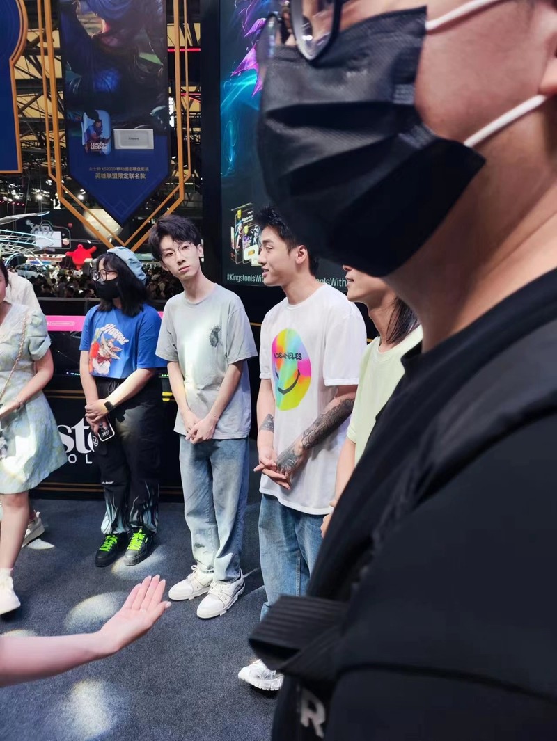 英雄联盟全球总决赛冠军选手Baolan与众多SG惊艳Chinajoy金士顿展台