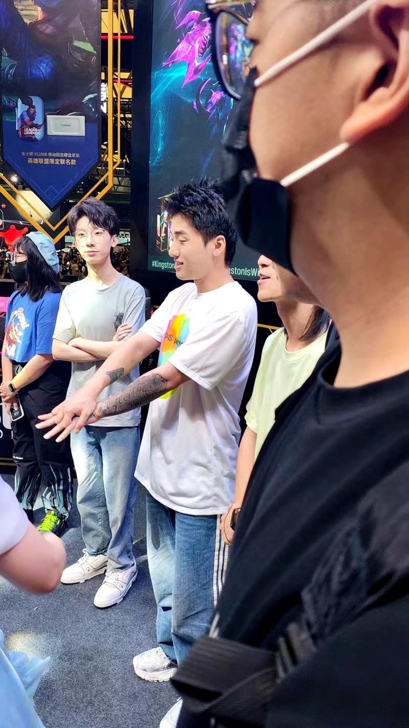 英雄联盟全球总决赛冠军选手Baolan与众多SG惊艳Chinajoy金士顿展台