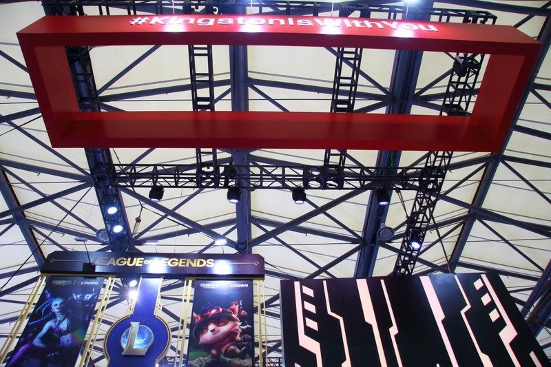 英雄联盟全球总决赛冠军选手Baolan与众多SG惊艳Chinajoy金士顿展台