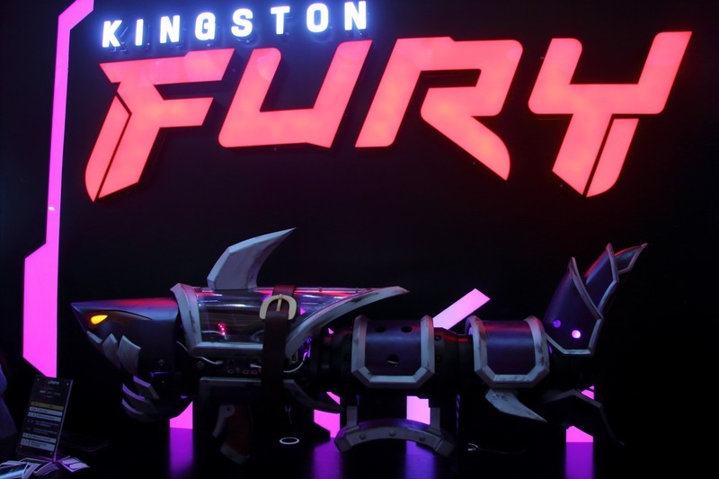 英雄联盟全球总决赛冠军选手Baolan与众多SG惊艳Chinajoy金士顿展台