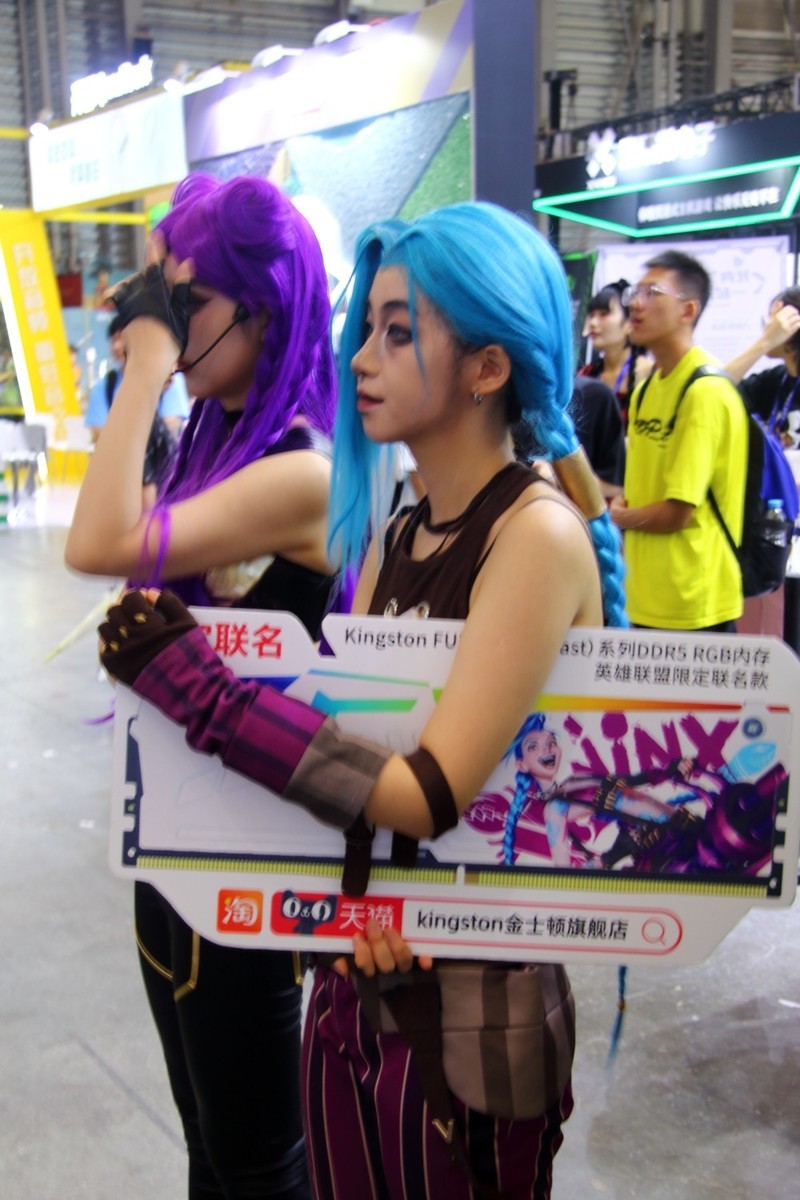 英雄联盟全球总决赛冠军选手Baolan与众多SG惊艳Chinajoy金士顿展台