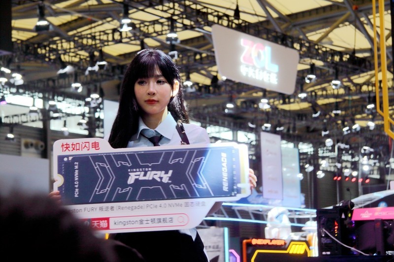 英雄联盟全球总决赛冠军选手Baolan与众多SG惊艳Chinajoy金士顿展台