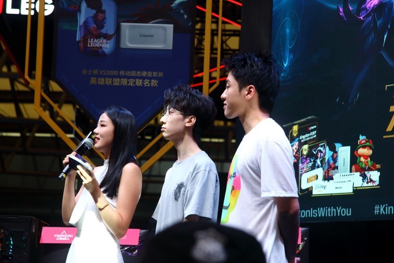 英雄联盟全球总决赛冠军选手Baolan与众多SG惊艳Chinajoy金士顿展台