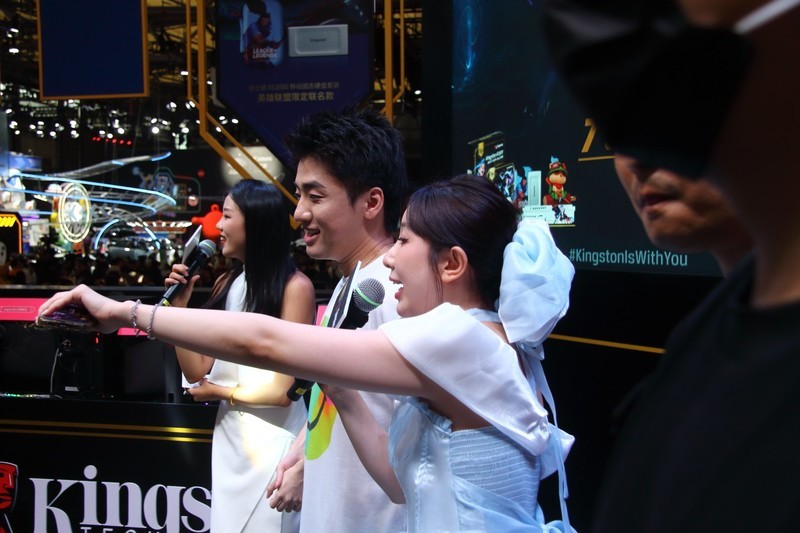 英雄联盟全球总决赛冠军选手Baolan与众多SG惊艳Chinajoy金士顿展台