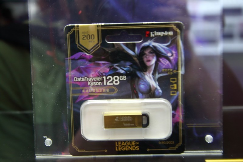 英雄联盟全球总决赛冠军选手Baolan与众多SG惊艳Chinajoy金士顿展台