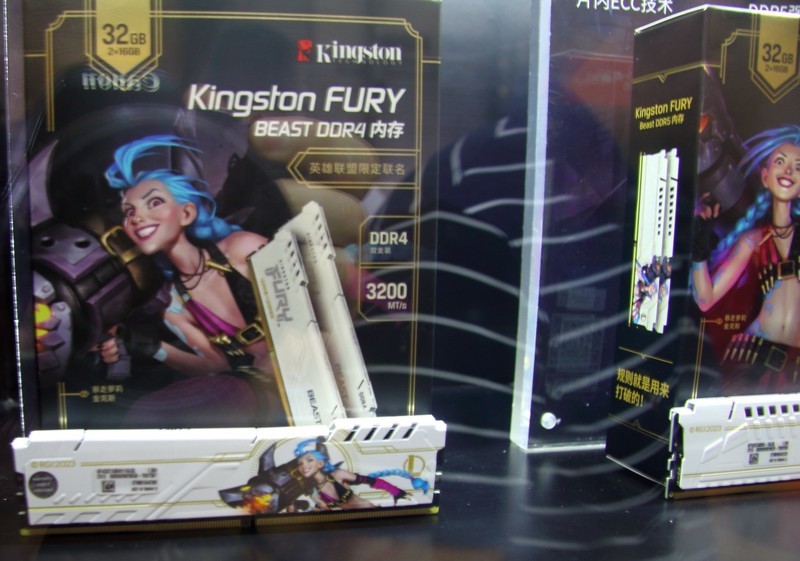 英雄联盟全球总决赛冠军选手Baolan与众多SG惊艳Chinajoy金士顿展台