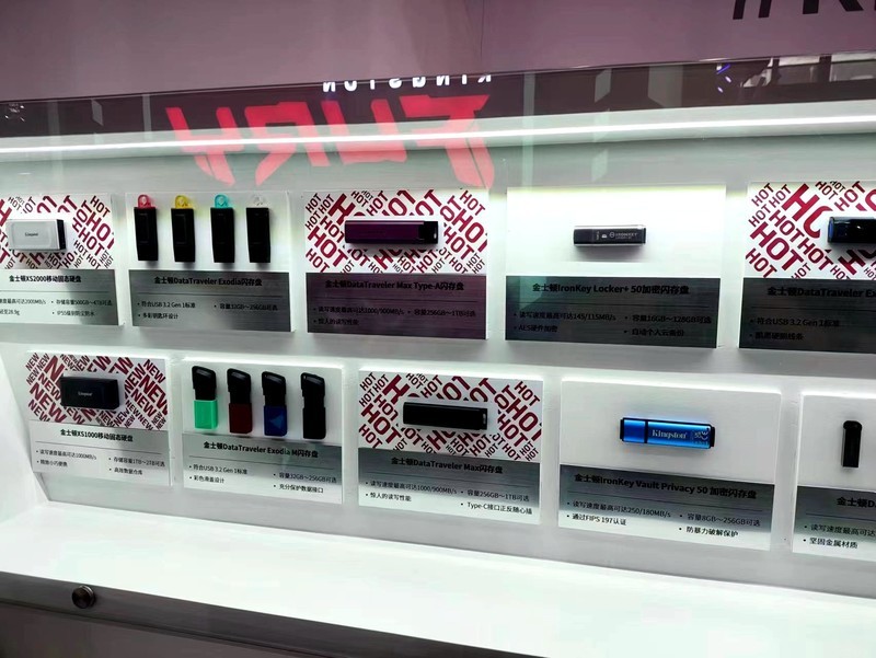 英雄联盟全球总决赛冠军选手Baolan与众多SG惊艳Chinajoy金士顿展台