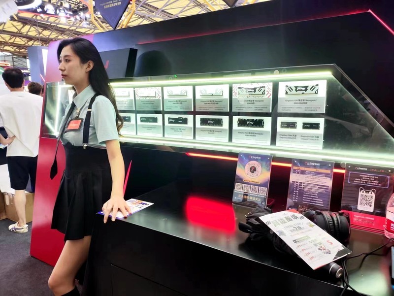 英雄联盟全球总决赛冠军选手Baolan与众多SG惊艳Chinajoy金士顿展台