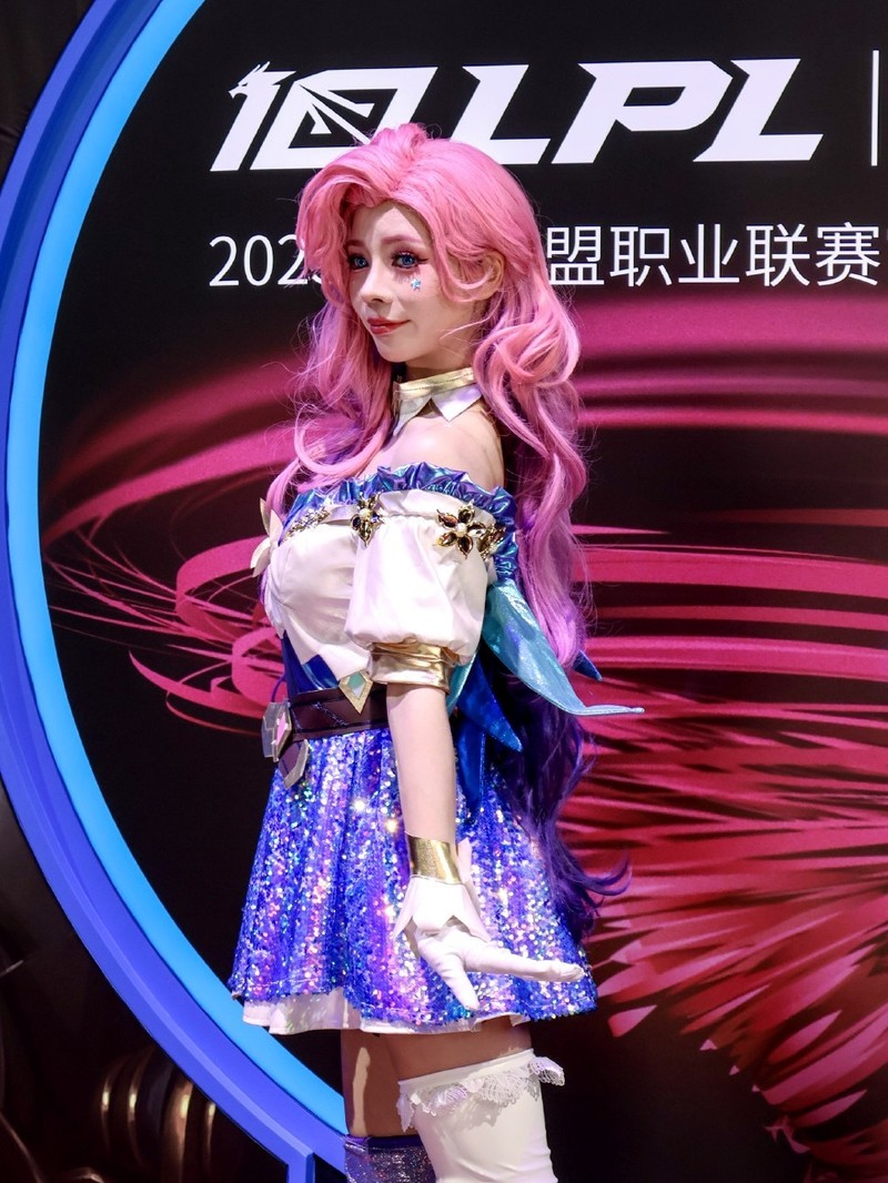 英雄联盟全球总决赛冠军选手Baolan与众多SG惊艳Chinajoy金士顿展台