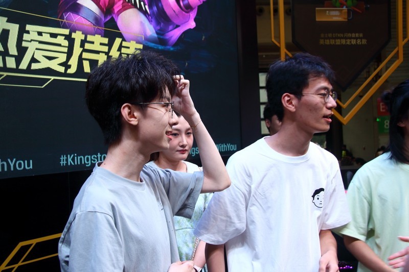 英雄联盟全球总决赛冠军选手Baolan与众多SG惊艳Chinajoy金士顿展台