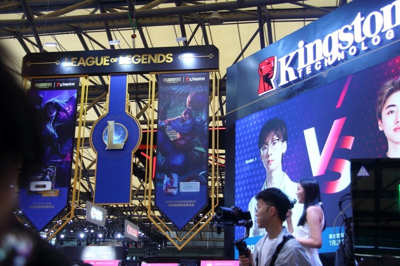 英雄联盟全球总决赛冠军选手Baolan与众多SG惊艳Chinajoy金士顿展台